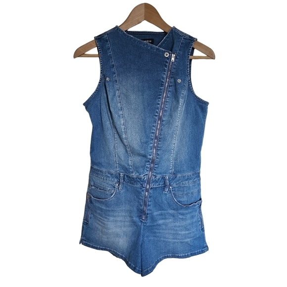 ๐2/60$C Bebe Vintage denim ziper rumper blue shorts. Size 28 - Picture 2 of 6